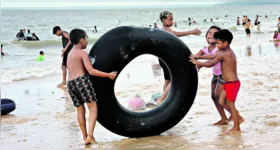 As crianças aproveitaram o domingo para brincar nas praias de Outeiro.