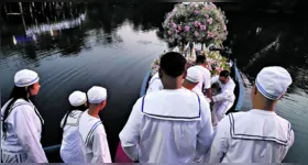 O tradicional Círio do Caraparu é realizado com canoas e caiaques ao longo do rio