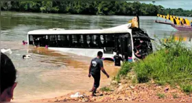 Veículo transportava 21 passageiros quando motorista caiu ao tentar acessar embarcação