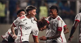 David Luiz comemora gol que coloca o Flamengo perto dos líderes