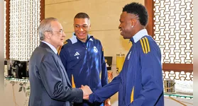 Florentino Pérez com Mbappé e Vini Jr.