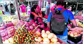 A feirante Sheuly Sena destaca em sua barraca a pupunha e também o muruci, além do rambutã. Abaixo, a manga, que tem presença forte na Amazônia.