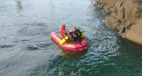 Mergulhadores do Corpo de Bombeiros buscam por desapaecidos após queda da ponte JK.