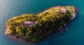 A pequena Ilha das Cabras atrai os turistas que desejam praticar snorkeling e se aventurar em mergulhos sem grandes deslocamentos ou riscos.