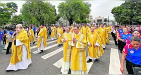 Religiosos e fiéis caminharam da Paróquia da Trindade até a Catedral Metropolitana neste domingo (29)