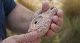 Antiga lâmpada de óleo de cerâmica descoberta em Jerusalém