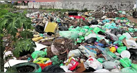 Em alguns pontos o lixo chega a tomar conta da rua. Coleta, que já era precária, parece que ficou pior, a julgar pela quantidade de sujeira nas vias