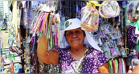 A venda de fitas de Nossa Senhora de Nazaré e pequenas lembranças está aquecida desde meados de setembro.