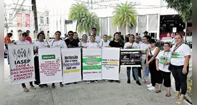 Manifestantes alegam que seus filhos estão sendo prejudicados pela não continuidade dos tratamentos.