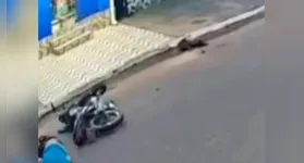 Imagens de câmeras de segurança mostram que a motociclista, que não utilizava capacete, atropelou o animal, que atravessou a via de forma inesperada