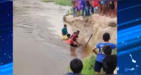 Margem do igarapé onde a criança estava cedeu.