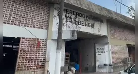 Precariedade do mercado do Bengui é evidenciada logo na entrada do prédio