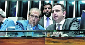 Jader ao lado de Rodrigo Pacheco, presidente do Senado: emenda acatada no projeto da reforma.