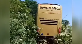 Um ônibus da empresa Montes Belos se envolveu num acidente de trânsito, no último sábado (4), na rodovia BR-153