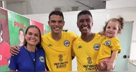 Paulinho recebeu amigos para a sua despedida dos campos, entre eles, o zagueiro Thiago Silva