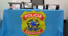 Os policiais localizaram quatro encomendas dos Correios escondidas dentro do estepe, que estava no baú do caminhão