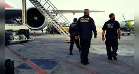 Ao sair do avião, o homem foi detido pelos agentes da Polícia Federal