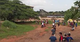 Ponte desabou e curiosos ficaram assustados com o barulho da queda