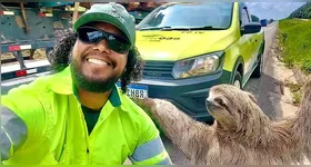 Preguiça aparece ao lado de Wesley, operador de máquinas responsável pelo resgate.