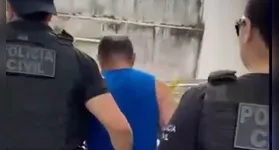 Momento em que o pai de santo é conduzidos por policiais e encaminhado para a delegacia