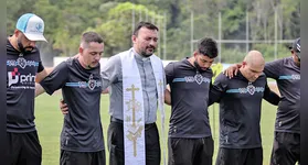 Pe. Carlos Sousa abençoou o local de treinamento e todo o staff bicolor