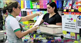 Papelarias já recebem demandas das escolas.