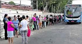 Na Cidade Nova 8, filas para pegar os poucos ônibus disponíveis. Dentro, muita lotação