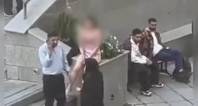 Durante o protesto, a jovem foi detida por policiais em uma universidade iraniana