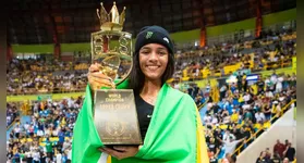 Rayssa Leal, skatista brasileira, com o troféu da SLS Super Crown 2023 em São Paulo.