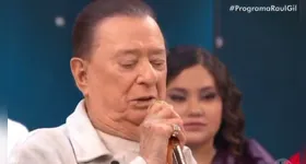 O apresentador Raul Gil se emocionou durante apresentação de seu último programa, que foi ao ar neste sábado (28)