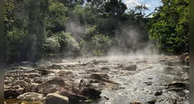 Esse vapor todo não é neblina: é água quente, que pode chegar a uma temperatura de 99º Celsius!