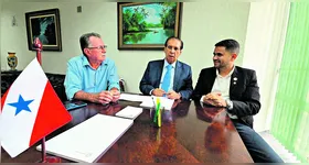 O senador com o ex-prefeito e novo prefeito de Itupiranga