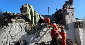 Há três municípios e 27 vilas a 20 km (12 milhas) do epicentro do terremoto, que se deu no alto do planalto tibetano