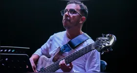 Ao cair da noite, o CCBA recebe Adelbert Carneiro - Quinteto, com o show que marca o retorno do músico ao trabalho autoral instrumental.