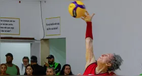 Aos 80 anos, a atleta Helena Alves esbanja energia e simpatia nas quadras