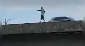 Vídeo mostra homem arriscando a própria vida ao caminhar no parapeito do viaduto do Coqueiro