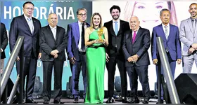 Hana Ghassan recebeu, ao lado da família, o troféu entregue pelos diretores da Aspas.