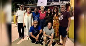 O elenco conta com grandes nomes do teatro brasileiro, como Cláudia Abreu, Deborah Evelyn, Julia Lemmertz, Leandro Santanna, Orã Figueiredo e Paulo Betti, além do músico Caio Padilha, que se junta aos artistas para proporcionar uma experiência imersiva no palco.