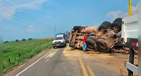 A previsão é de que a rodovia seja totalmente liberada em aproximadamente 40 minutos.