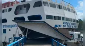 A embarcação deixou parte da estritura do trapiche da escola destruída.