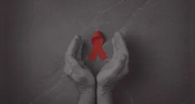 Dezembro Vermelho reforça a importância da prevenção e cuidados com HIV e Aids, com foco no tratamento e nos direitos das pessoas que convivem com o vírus e a doença.