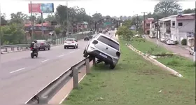 I. O veículo perdeu o controle e subiu na estrutura de metal.