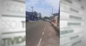 É possível ver que a rua foi fechada de lixo como forma de protesto pelos moradores.