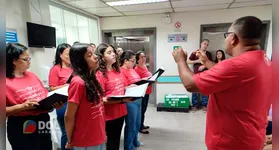 Coral da 1ª Igreja Batista da Nova Marabá trouxe músicas clássicas de Natal, encantando pacientes e colaboradores.