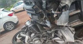 A moto do PM ficou totalmente destruída e a frente da carreta ficou bastante danificada.