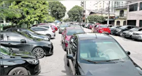 Na travessa do Chaco, é comum os carros pararem em fila dupla, dificultando o trânsito