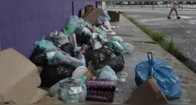 Lixo acumulado vem fazendo parte do cenário de várias ruas da cidade.