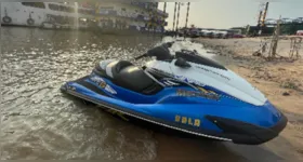 A dupla fazia manobras arriscadas no jet ski.