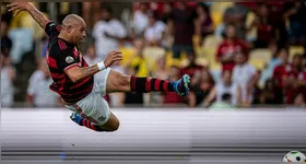 Adriano Imperador, um dos maiores ídolos da história do Flamengo, se despediu oficialmente dos gramados neste domingo (15)