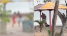 Homem é flagrado agredindo a mulher em uma praia no Pará.